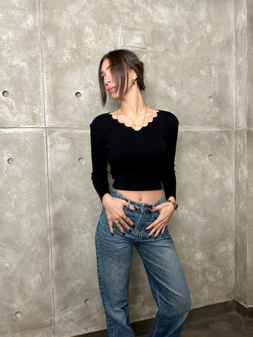 Black Plummet Vee Basic Pullover - Mii