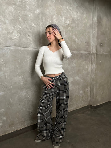White Plummet Vee Basic Pullover - Mii